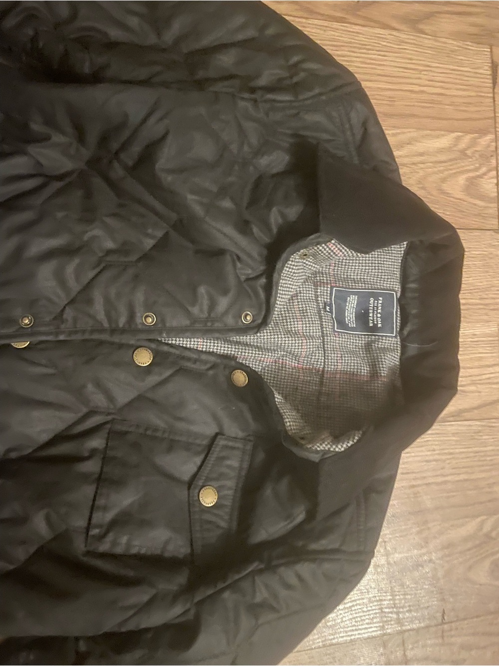 Women med quilted jacket